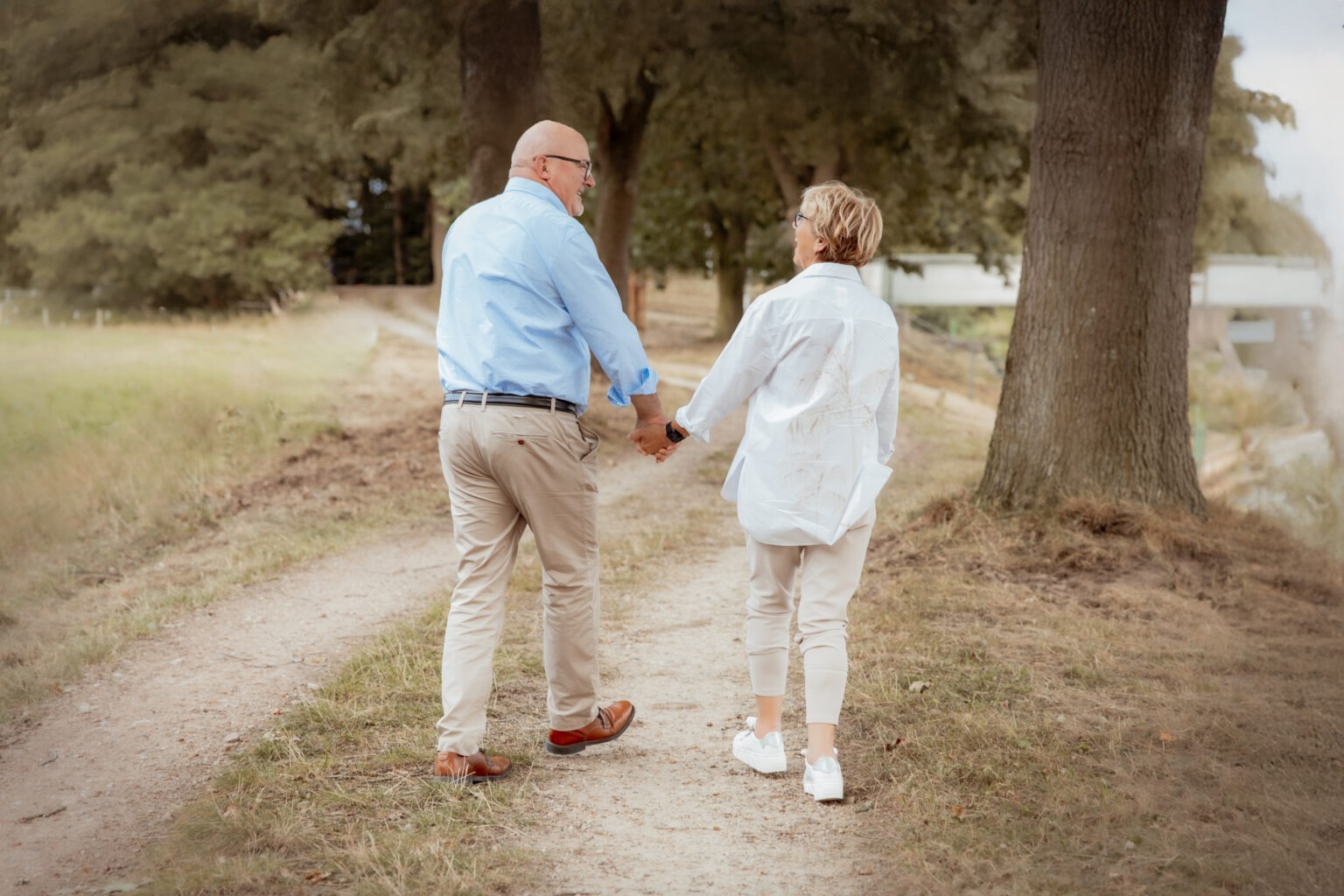 Paar Hand in Hand im Grünen