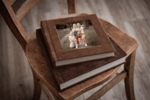 Produktfoto eines Fotobuches mit Outdoor Aufnahme von drei Kindern auf dem Cover