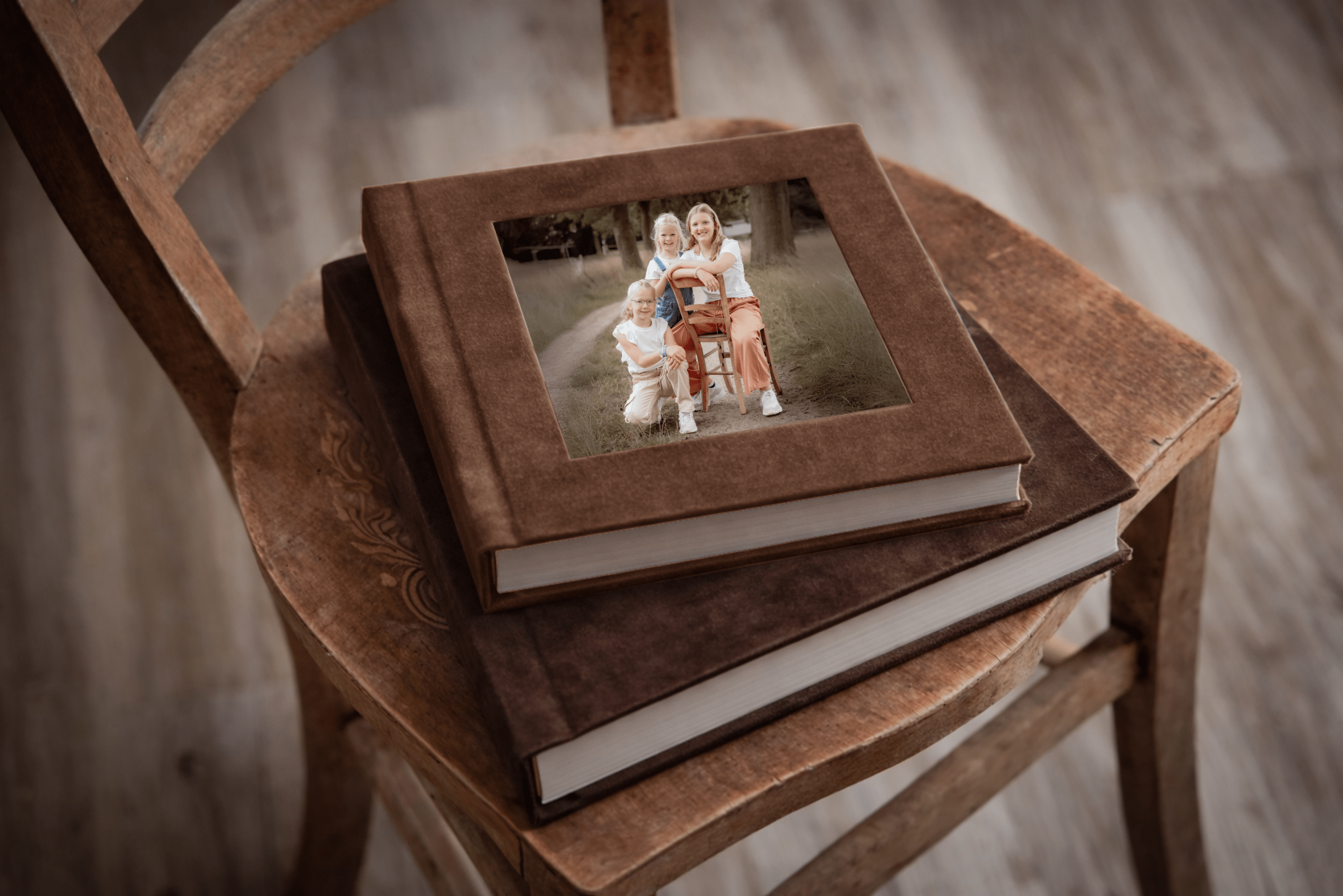 Produktfoto eines Fotobuches mit Outdoor Aufnahme von drei Kindern auf dem Cover