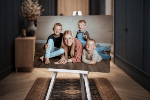 Produktfoto von Echtholz-Druck eines Geschwisterportraits im Studio